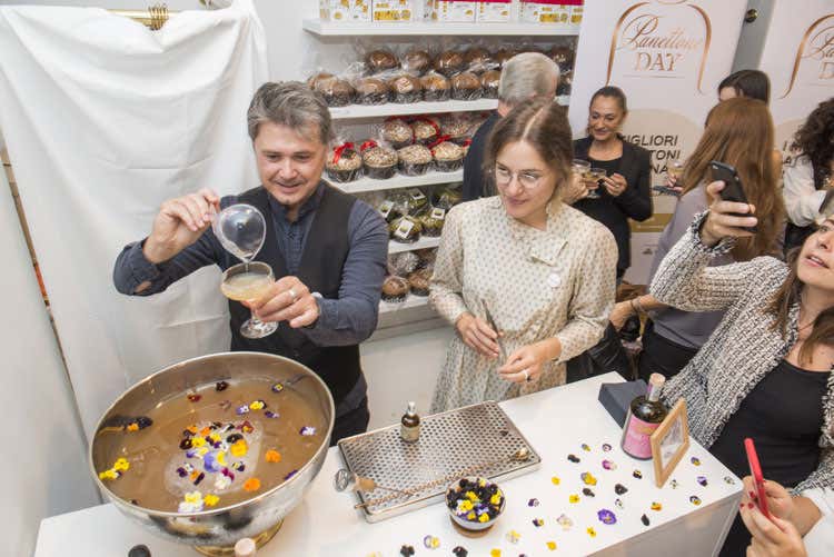 (Cocktail e panettone, si può fare! Il brindisi per le feste è mixology) (Cocktail e panettone, si può fare! Il brindisi per le feste è mixology)