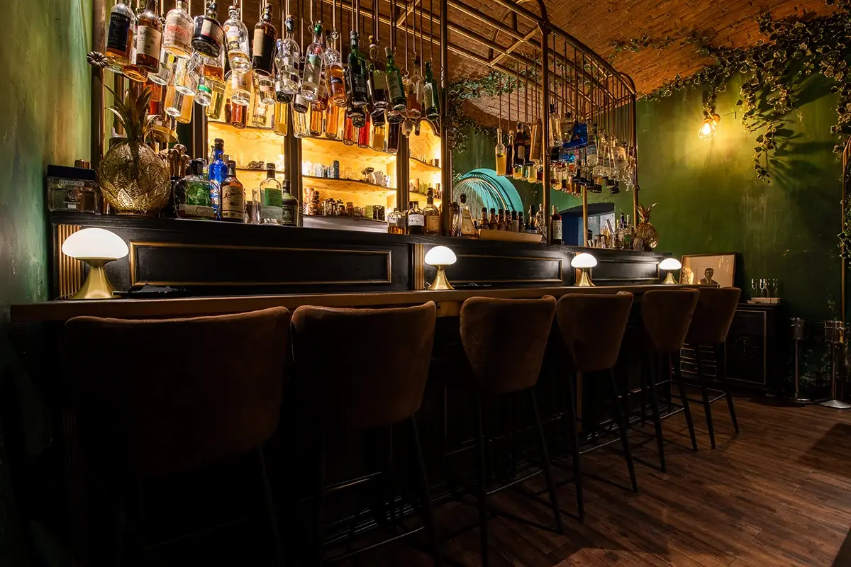 La cocktail room Da Azotea a Torino la cucina Nikkei con Alexander Robles