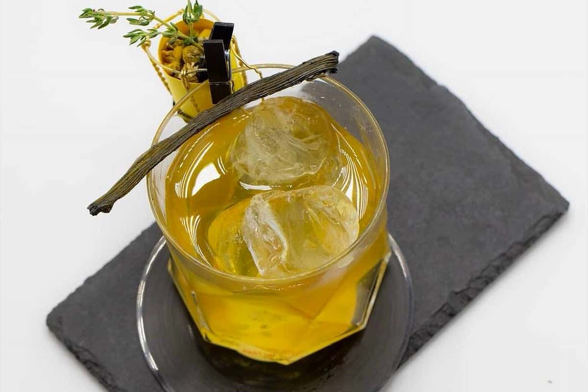 Dolcenera: il cocktail con VerGin, liquore al timo, Arduino, bitter e bergamotto