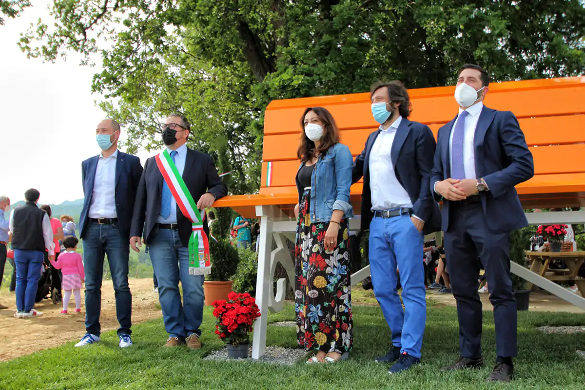 L'inaugurazione della Big Bench a Cordevilla Torrevilla ha inaugurato la panchina gigante per promuovere l'Oltrep&ograve;