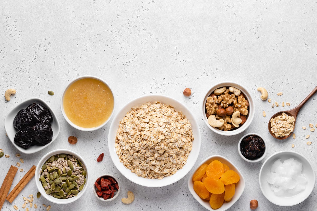 Cereali e frutta secca a colazione:  muesli e granola sono salutari?