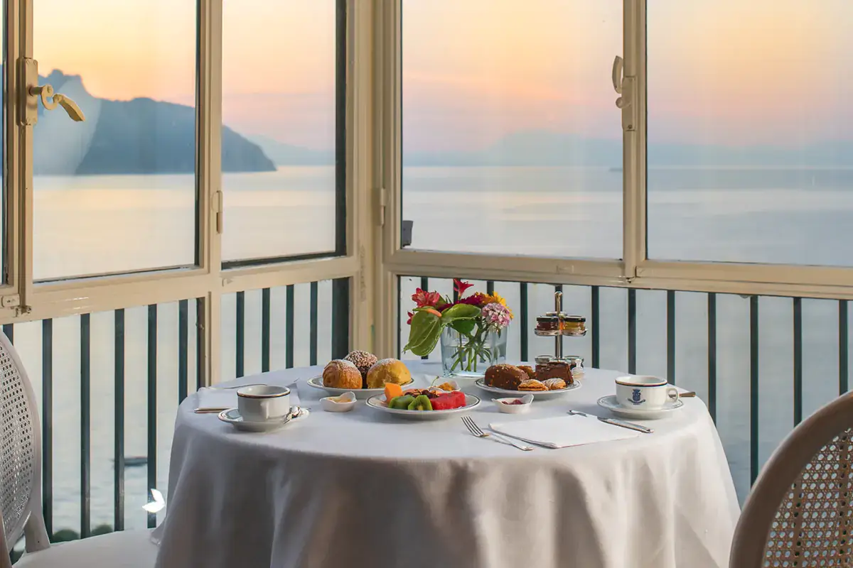 Colazione vista mare Cos'&egrave; il lusso? La risposta nel menu di Giuseppe Stazione per il ristorante Il Glicine