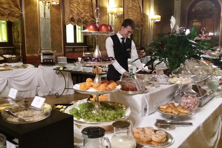 Il ricco buffet servito per colazione al grand Hotel Plaza (Colazione gourmet al PlazaIl buongiorno di Umberto Vezzoli)