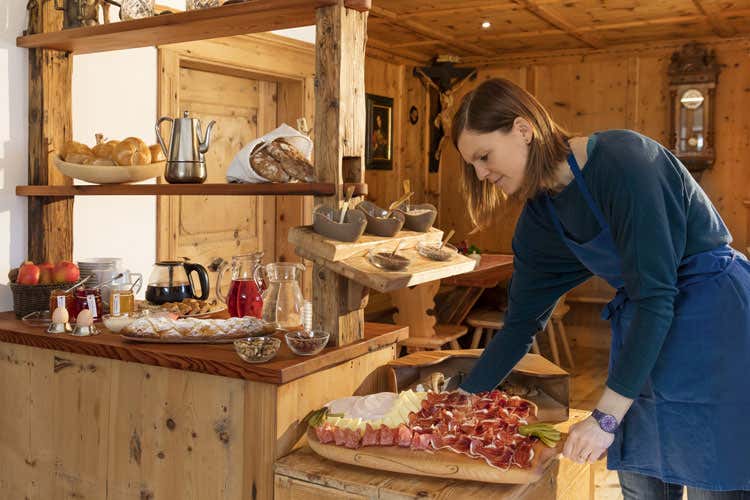 La colazione in un maso - Sull'erba, in un maso o in hotel Sulle Dolomiti la colazione &egrave; a Km 0