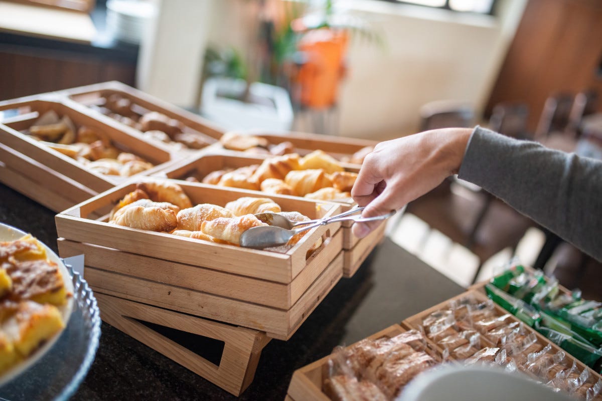 Il croissant, oltre al pane, è anch’esso a suo modo simbolo della colazione all’italiana sia al bar sia in hotel Prima Colazione Croissant a ognuno il suo gusto