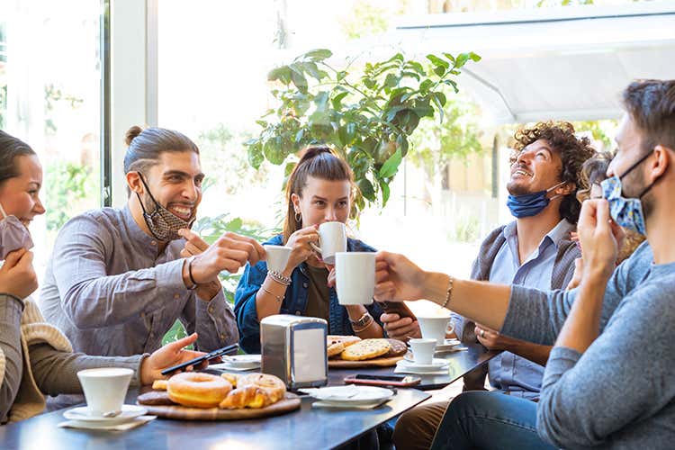 Prima colazione al tavolo Pioggia e tavolini sui marciapiedi I bar ripartono, ma che fatica!