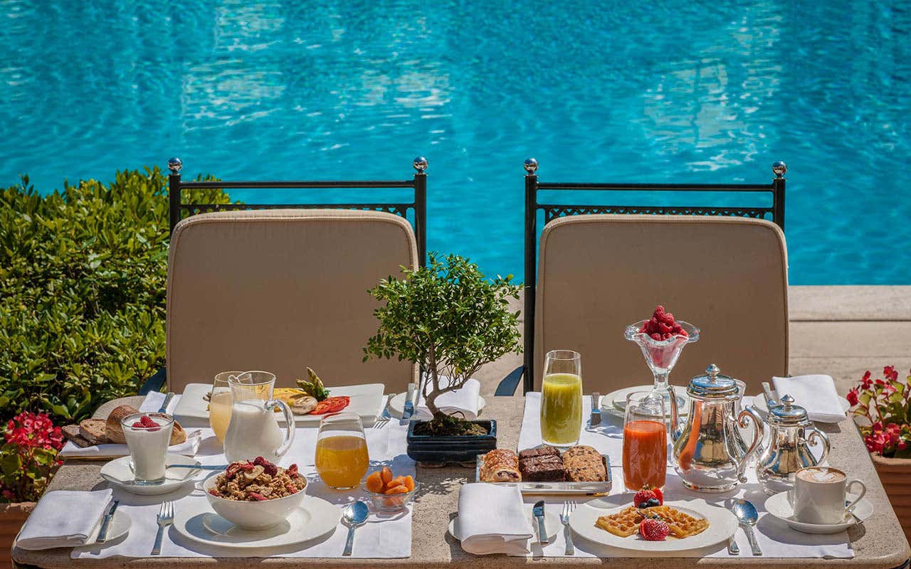 Colazione in piscina Rome Cavalieri Waldorf Astoria: l'arte dell'accoglienza, in tutti i sensi