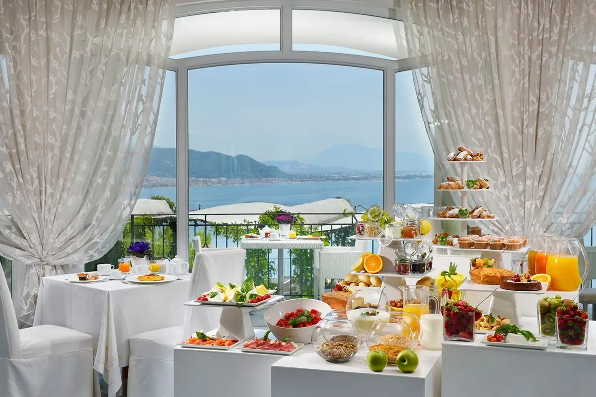 Colazione con vista Tutta la magia della Costiera Amalfitana all&rsquo;Hotel Raito Amalfi Coast