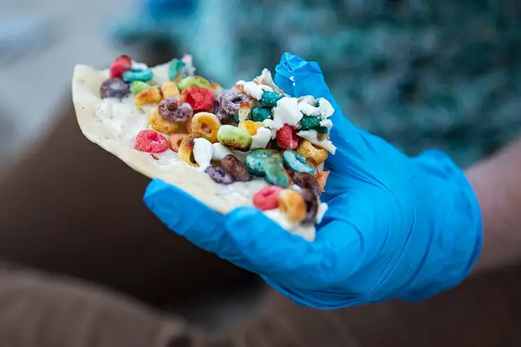 Loopy Fruits Pizza ''Pizza'' con ciambelline e yogurt L'americanata che fa infuriare il web