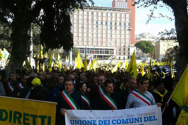 Migliaia di pastori sardi in piazza contro il calo del prezzo del latte Migliaia di pastori sardi in piazza contro il calo del prezzo del latte