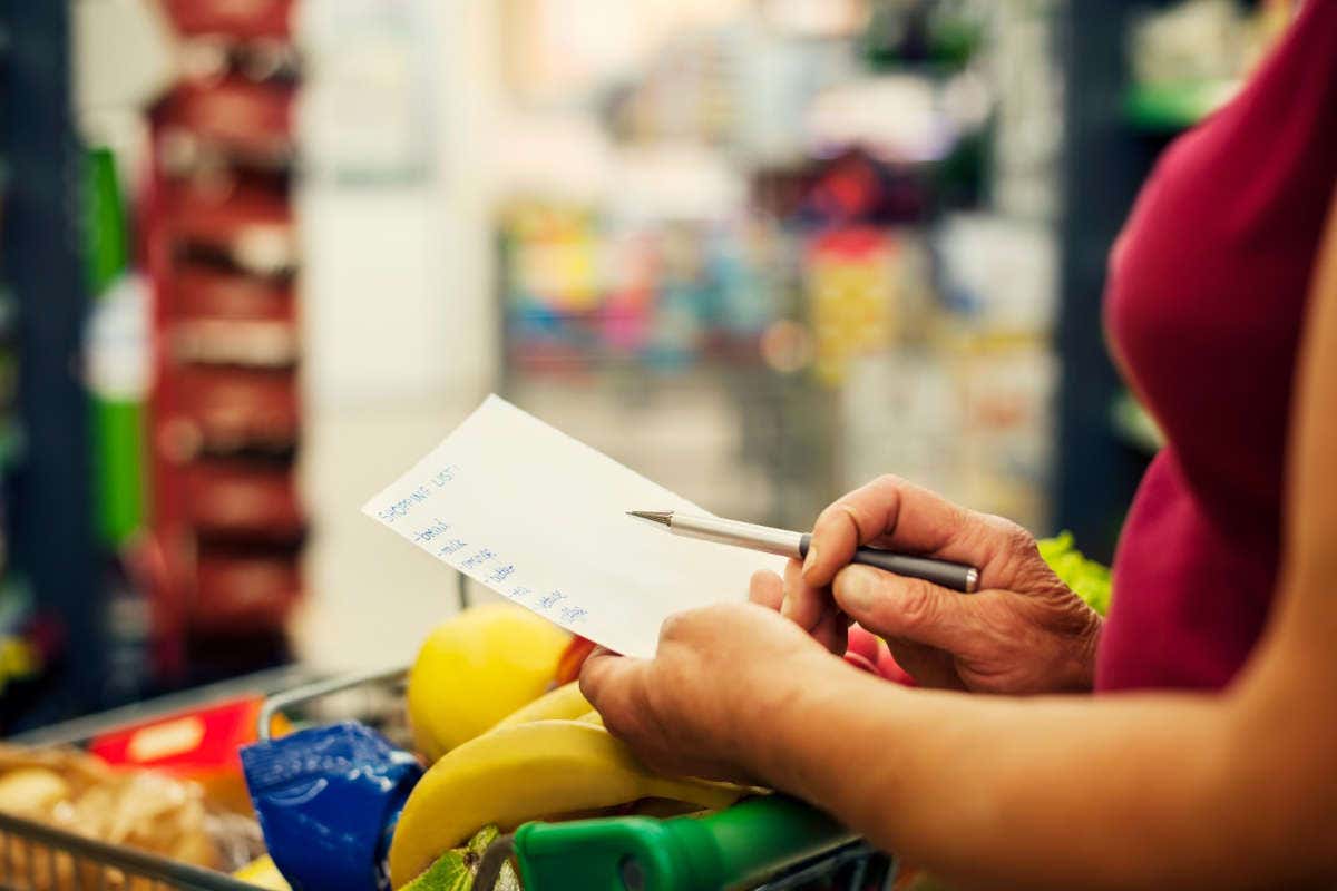 Ancora rincari, volano i prezzi degli alimentari:  15 in un anno