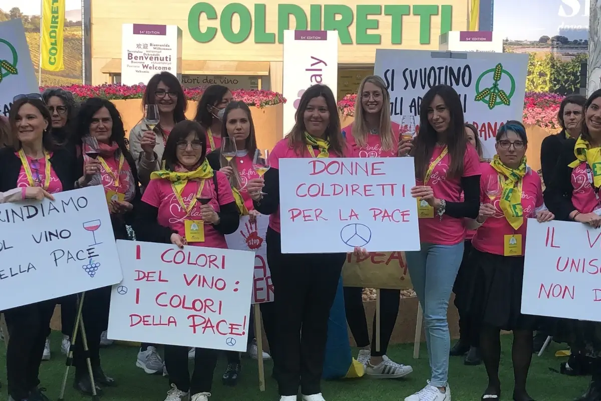 La manifestazione delle donne di Coldiretti a Vinitaly Vinitaly: le donne delle cantine in piazza contro la guerra