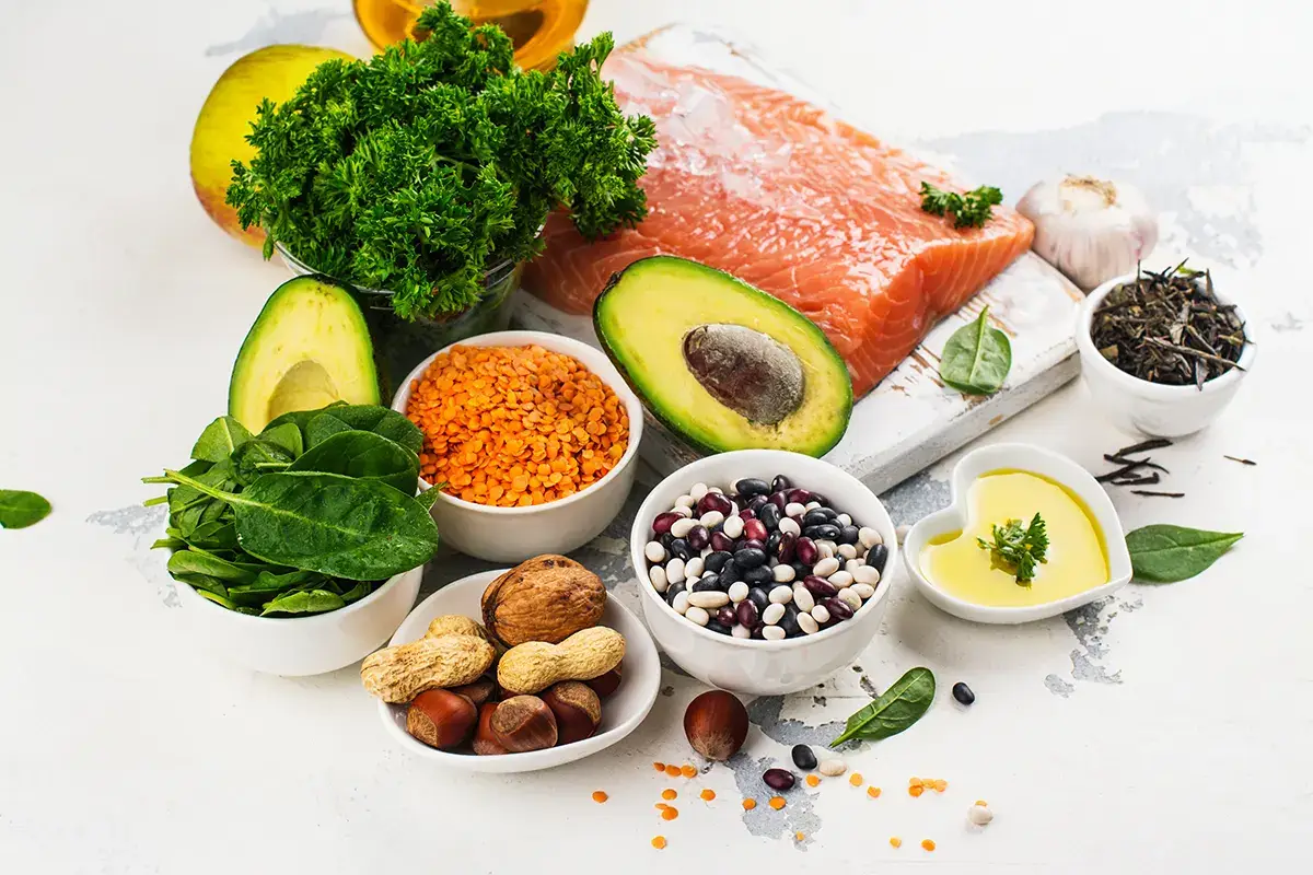 Lo stile di vita incide insieme all'alimentazione Colesterolo: cosa &egrave;, come riconoscerlo e cosa mangiare per combatterlo