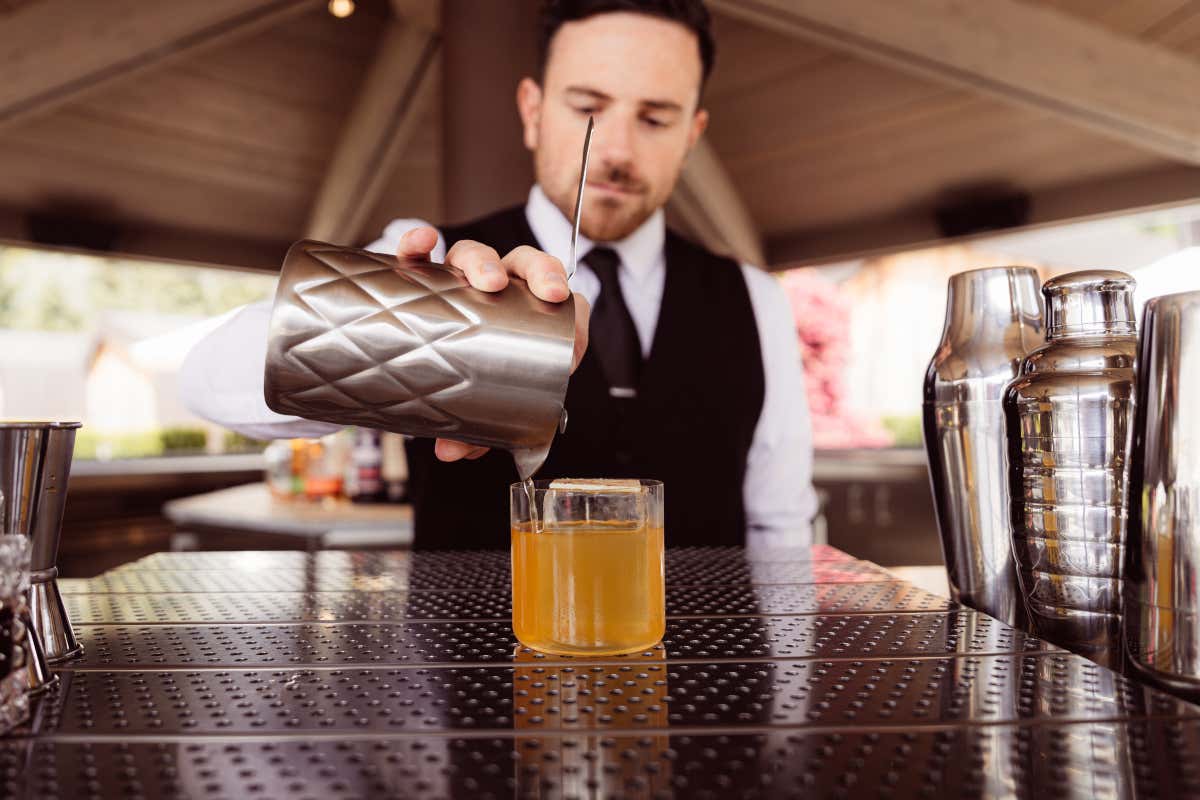 Il barman Mauro Brioschi col cocktail della casa, il Collina Negroni