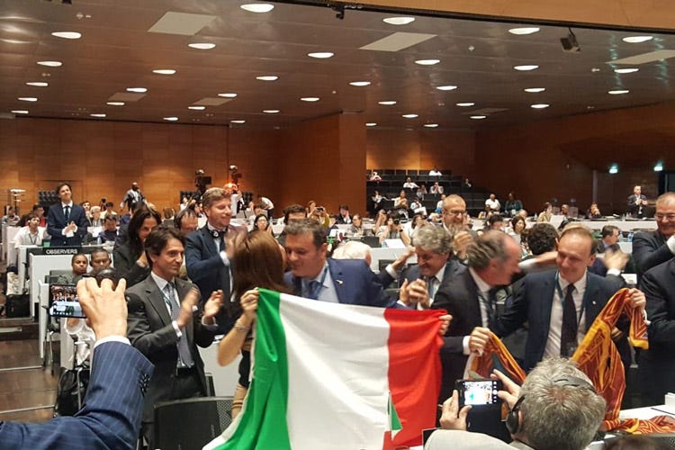 La delegazione italiana festeggia la proclamazione (Le colline del Prosecco sono Patrimonio Unesco)