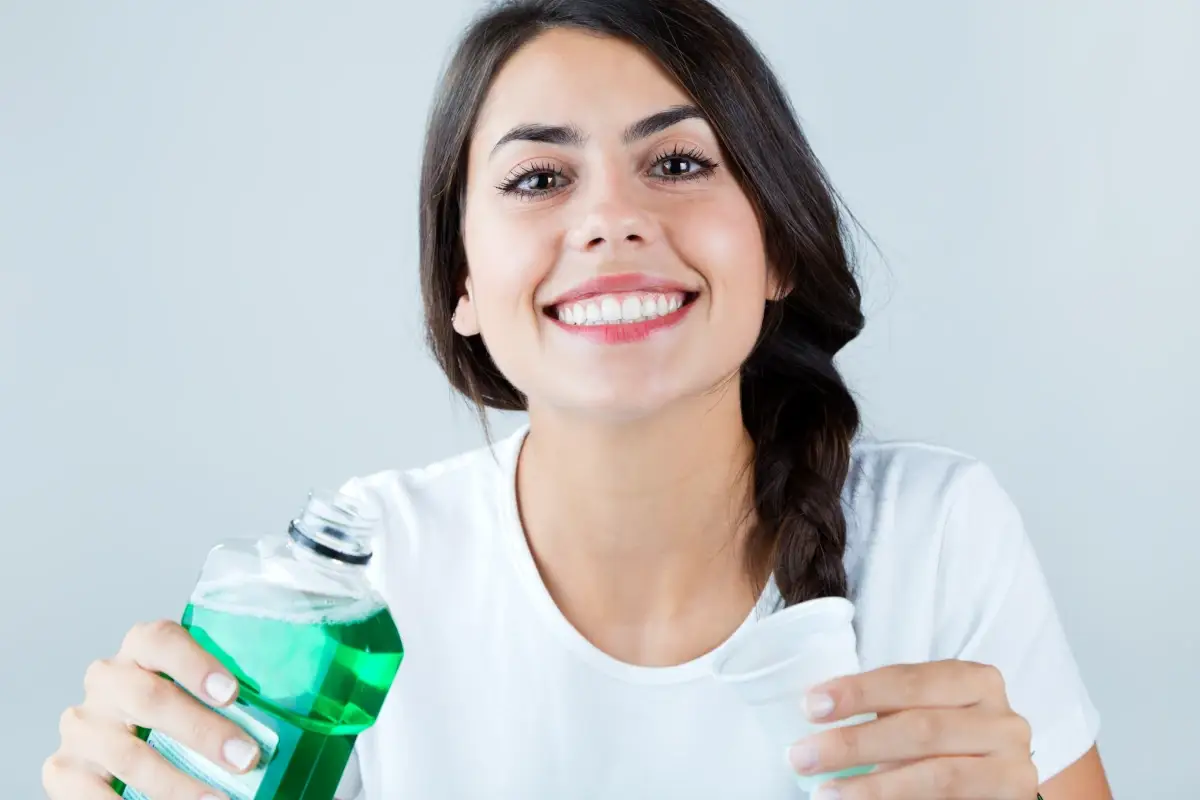 Salute di bocca, denti e gengive: ecco come utilizzare in modo corretto il collutorio