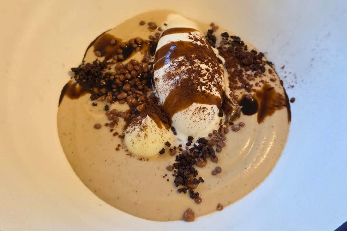Crema al cavolfiore, caffè, orzo, cioccolato bianco e gelato al mascarpone