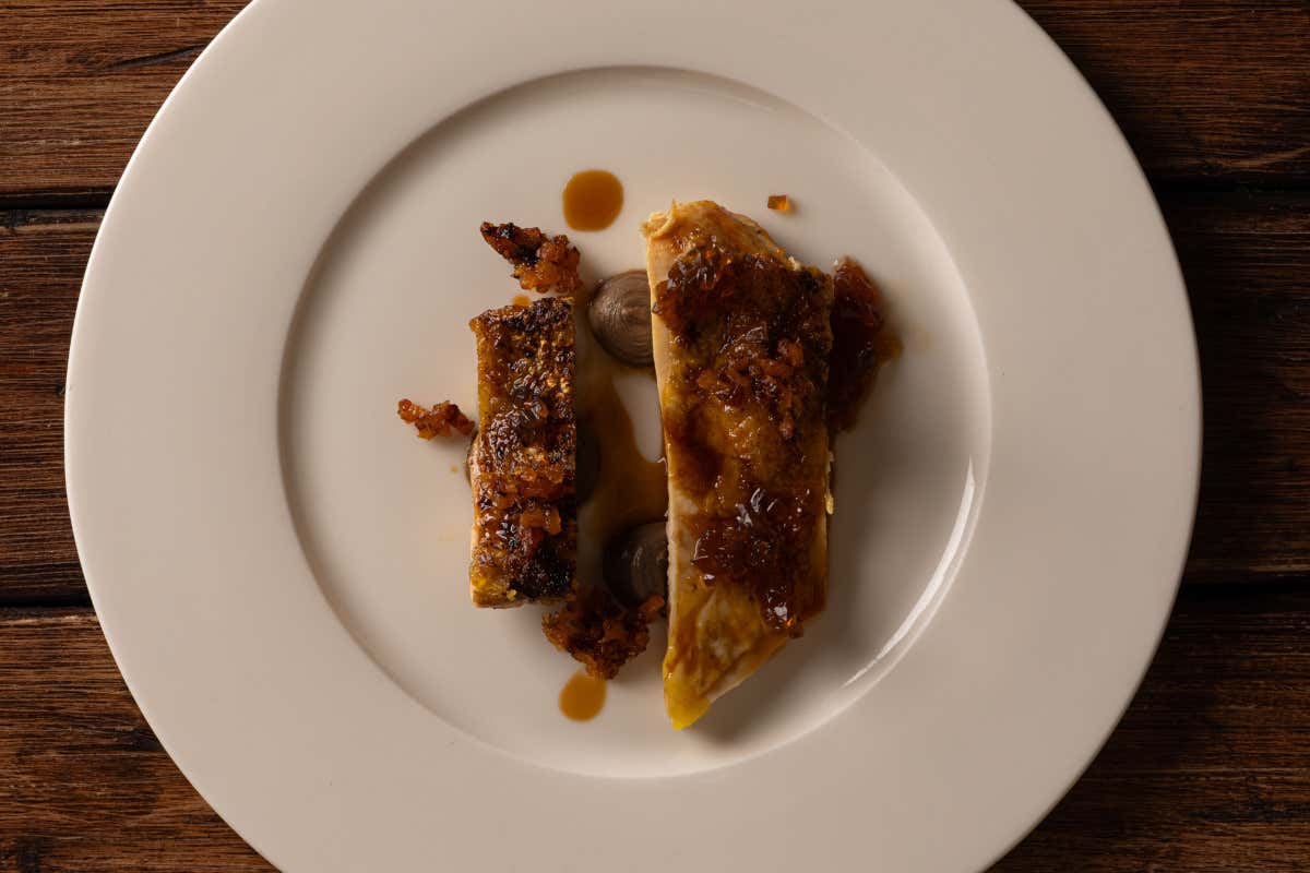 Faraona laccata con salsa di peperone crusco, servita con fegatini