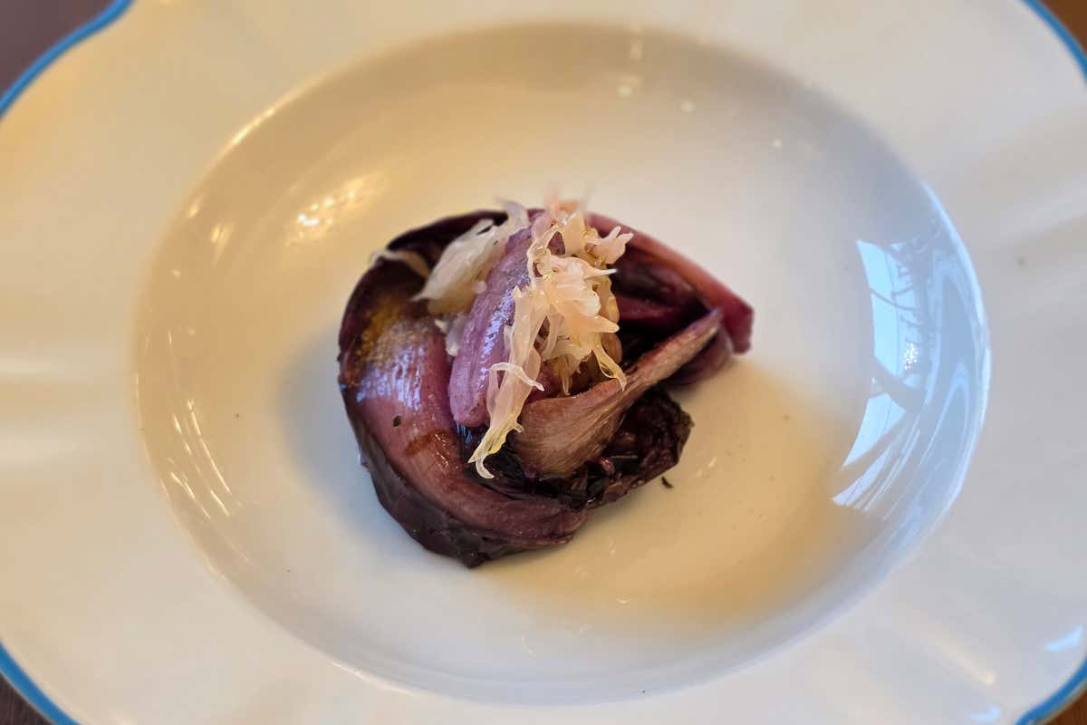 Radicchio marinato in aceto di lamponi e zucchero, poi passato alla brace, servito sopra una pasta di mandorla amara, con sorbetto all'uva fragola e pompelmo