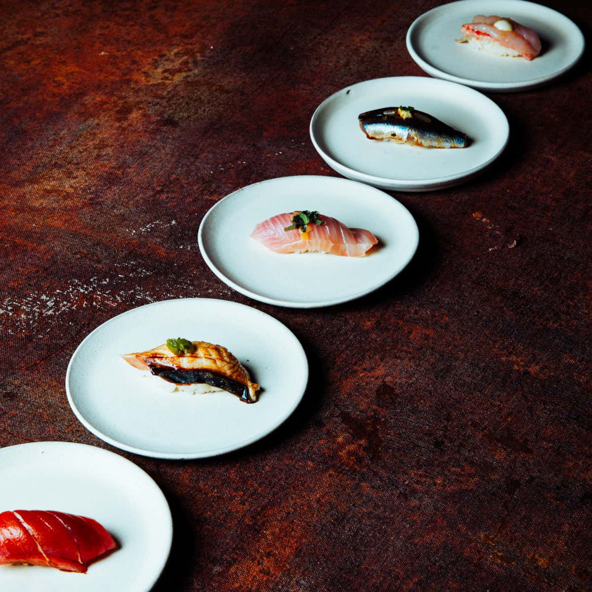 Al bancone di Akoya, col menù Ma Kaiseki, sono servite varianti gourmet di sushi