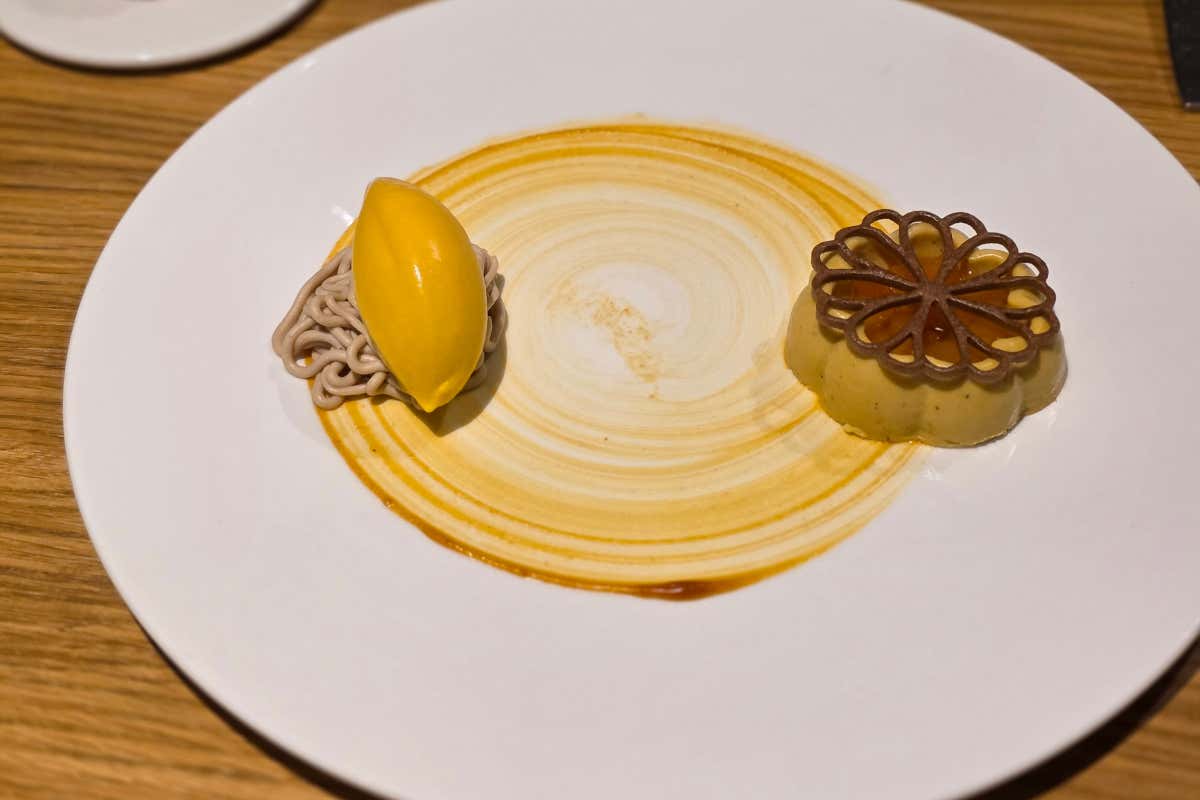 Bonet rivisitato, alla nocciola e zucca, accompagnato da un caramello alla zucca e una spugna di nocciola