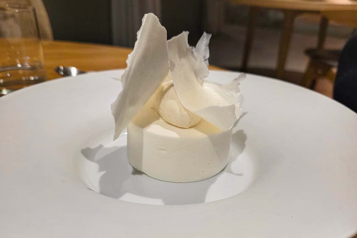 Riso e latte, completato con gelato alla fava tonka e fogli di latte essiccato