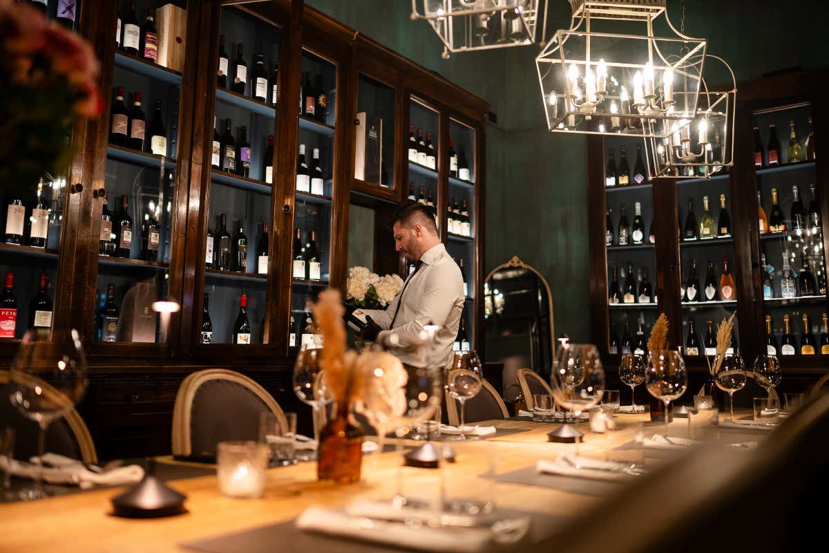 Gli antichi mobili di una farmacia, che danno il nome al locale, e che oggi contengono la selezione di vini