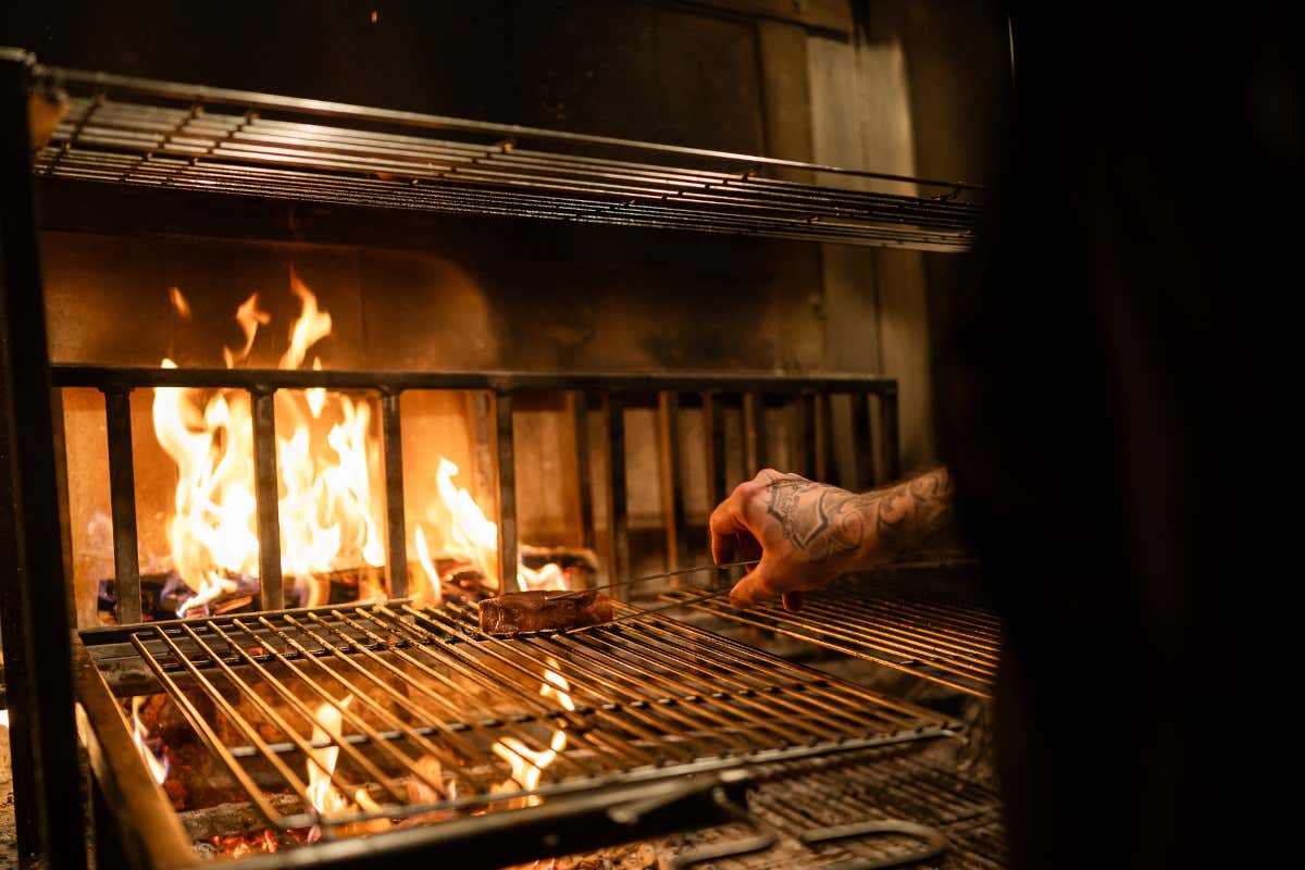 Il camino a legna de La Farmacia Bistrot, dove viene cotta la carne