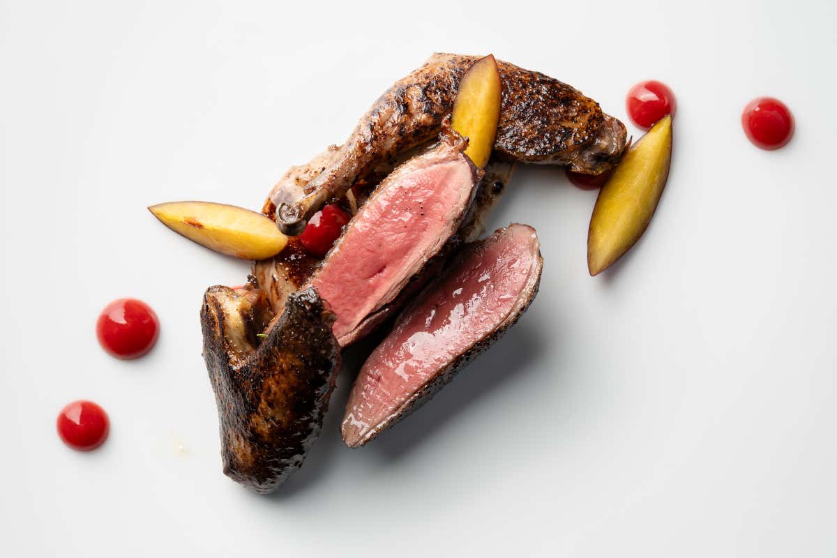 Piccione alla brace con foie gras e prugne