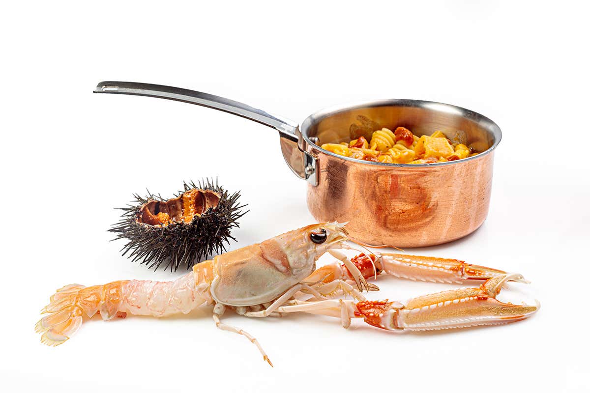 Spaghetti freschi con sugo di scampi e polpa di riccio di mare