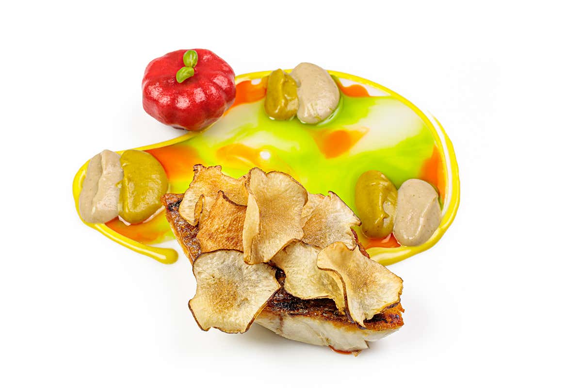 Trancio di ricciola scottato con la pelle croccante e chips di topinambur, su variazione di salse e quenelle di legumi