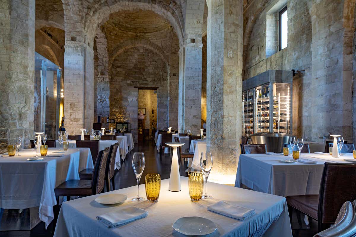 Mangiare in un ristorante nato dentro una chiesa del XII secolo affacciata sul mare