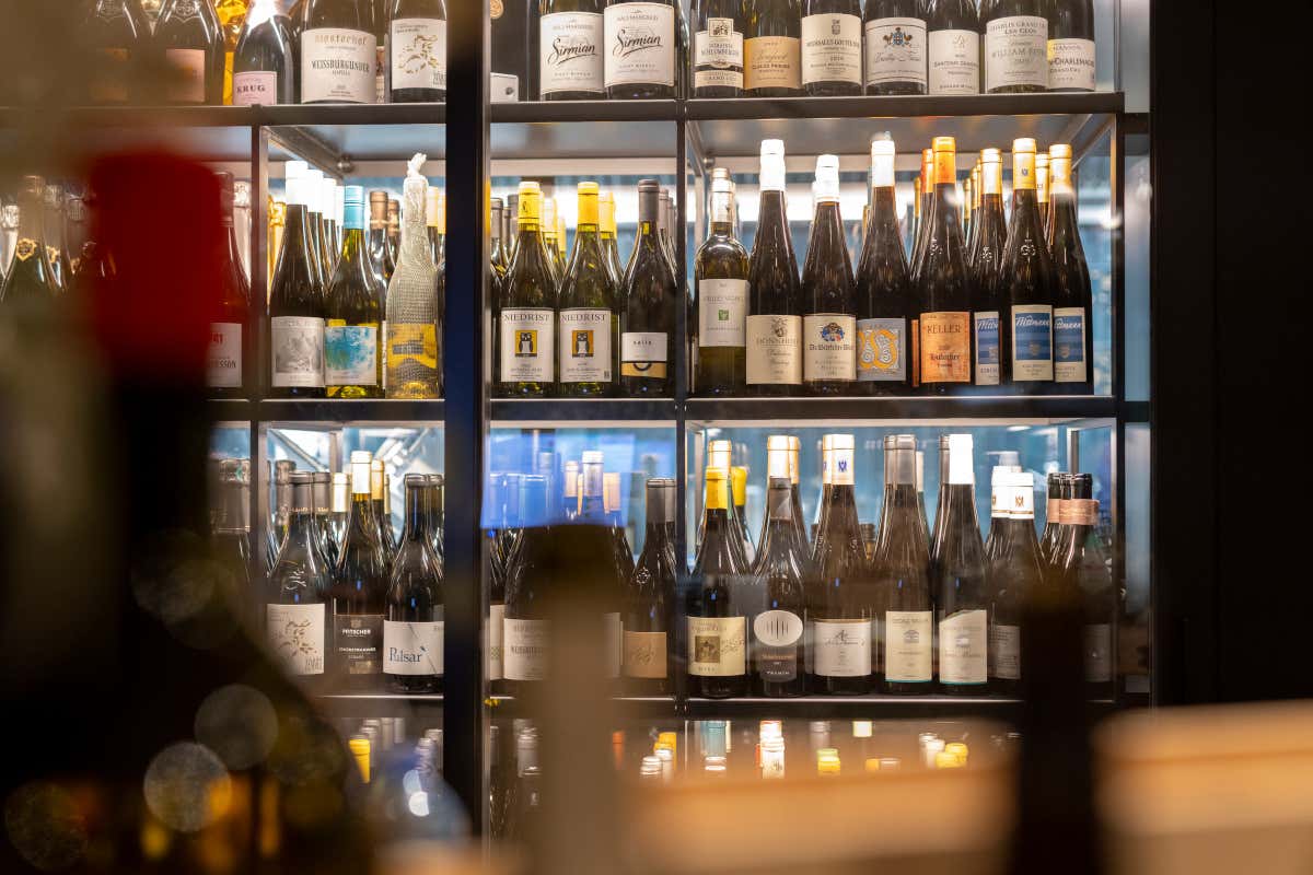 L'importante cantina dell'Hebbo Wine & Deli, con oltre 1300 etichette