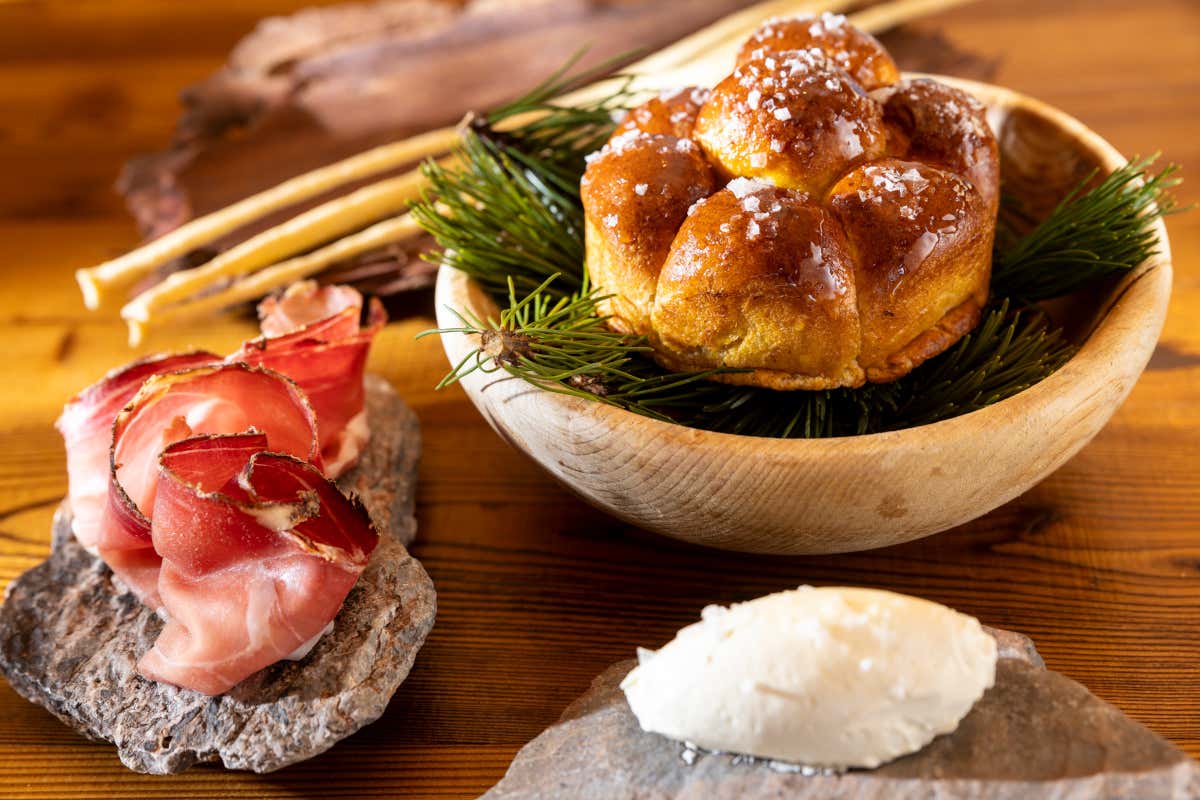 Speck da maiale cento per cento locale accompagnato da pane tirolese