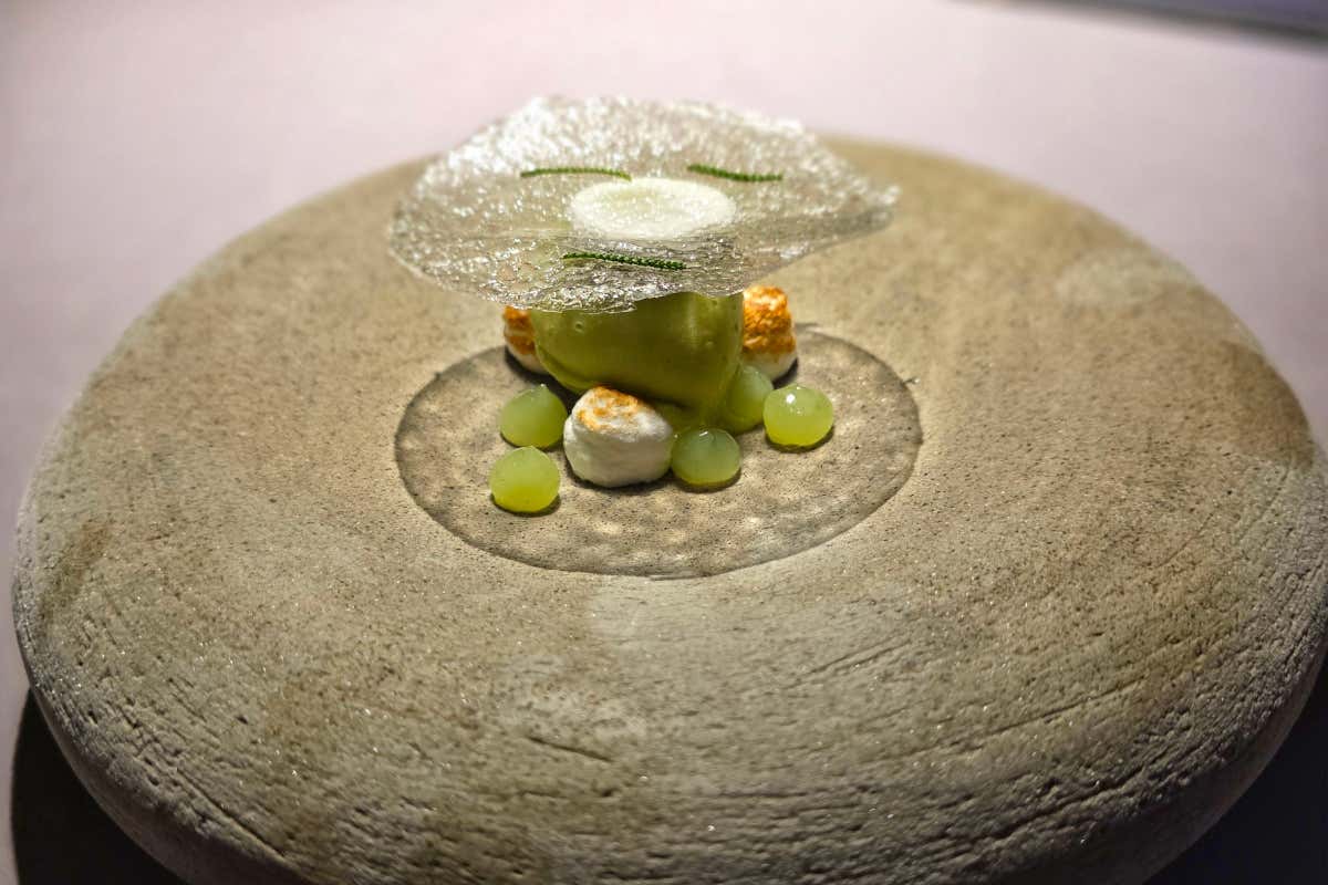 Gelato di abete rosso, gel di mela verde, meringa all’italiana all’abete, cialda di zucchero, germoglio di erba oliva e una spruzzata di gin al fieno