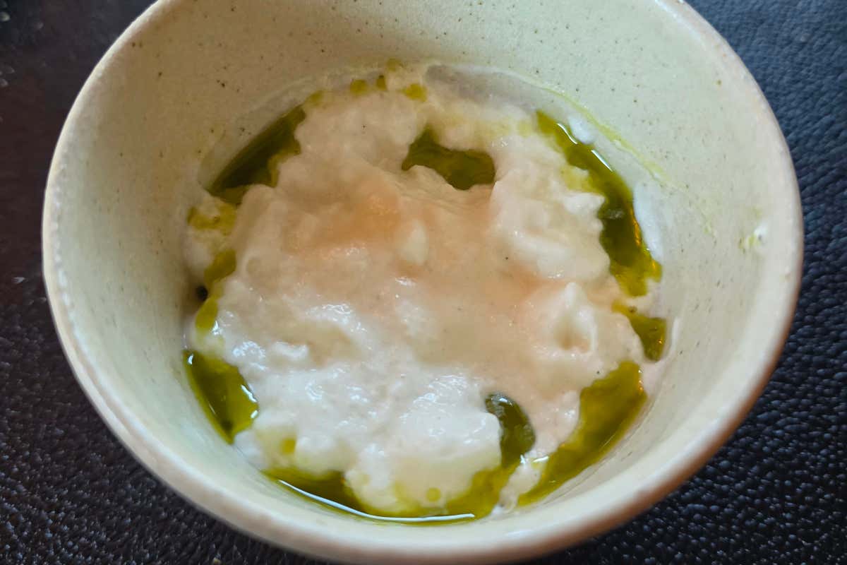 Gelato alla camomilla e una macedonia conservata con spuma di cera d'api