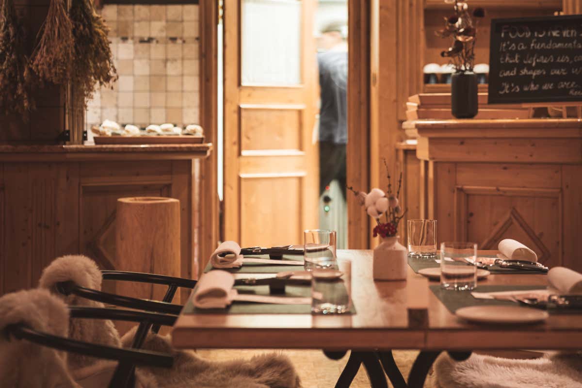 La sala del ristorante Lemelæ di Gallio (Vi)