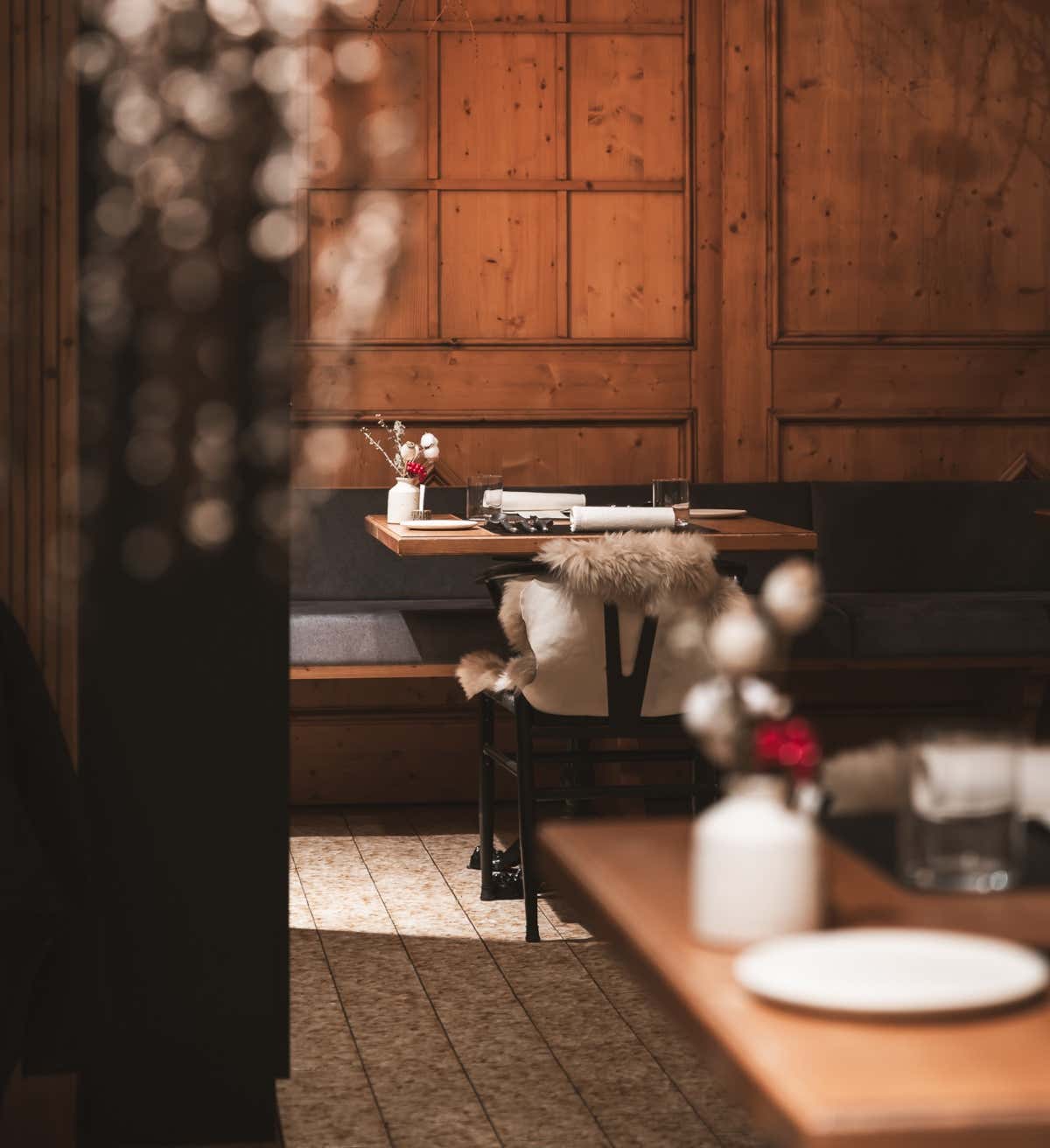 Nella sala del Lemelae un arredamento classico di montagna con bei tocchi di modernità