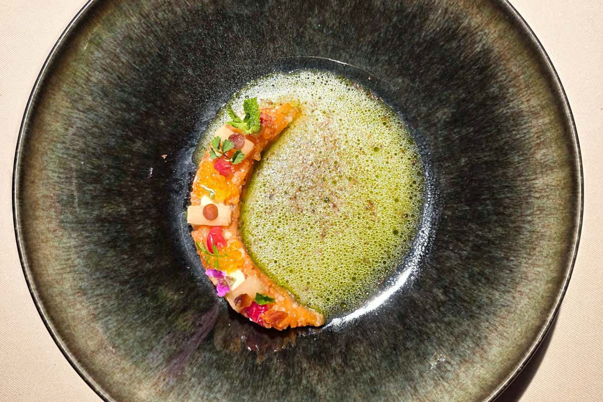 Trota dorata: pesce in tartare con il suo caviale accompagnato da mirtilli fermentati e cavolo rapa cotto in crosta di sale con legno di mirtillo,con salsaa base di cavolo rapa e olio di mirtillo