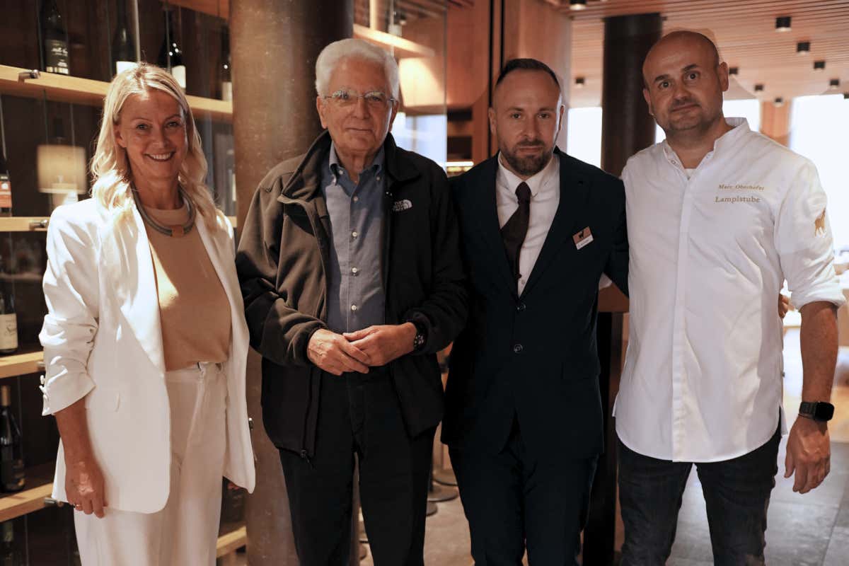 La direttrice dell'Hotel Lamm Verena Gabrielli, assieme a chef Marc Oberhofer e a Gianluca Rovai, con un ospite speciale come il Presidente della Repubblica Sergio Mattarella