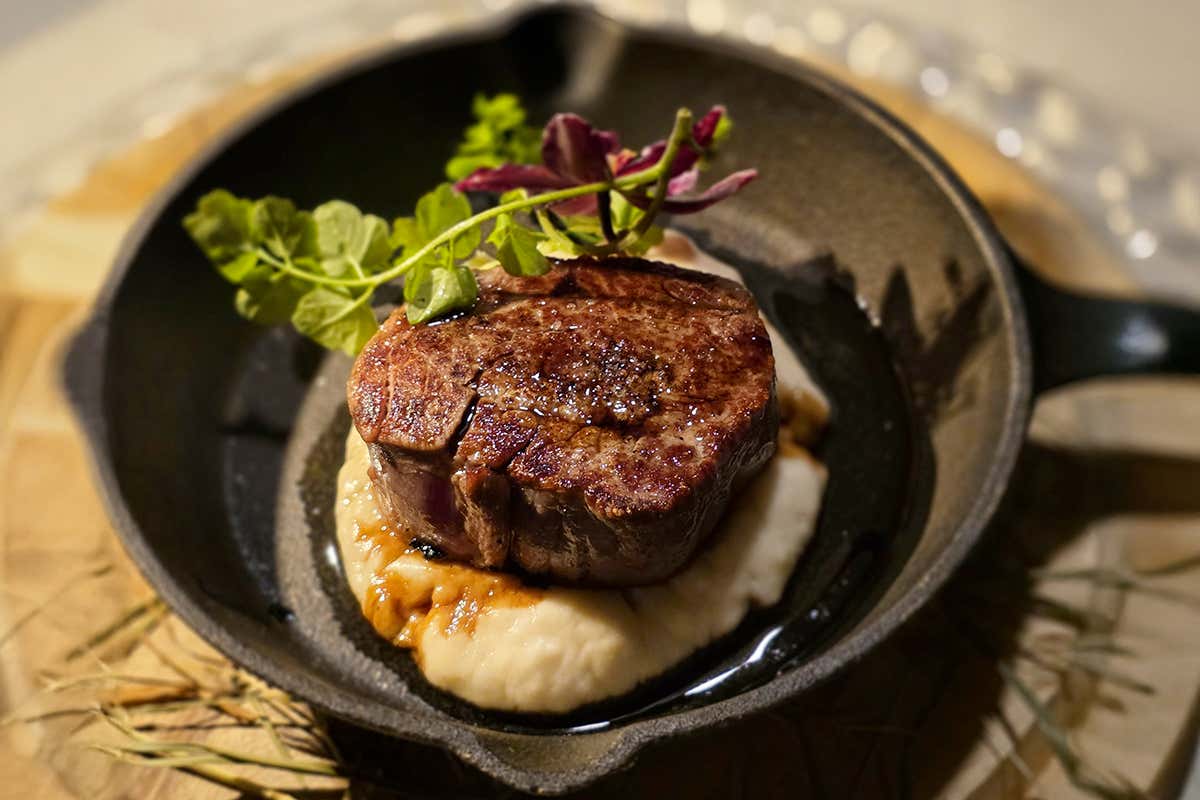 Filetto di manzo altoatesino, servito su purea di sedano rapa e jus all’aceto balsamico