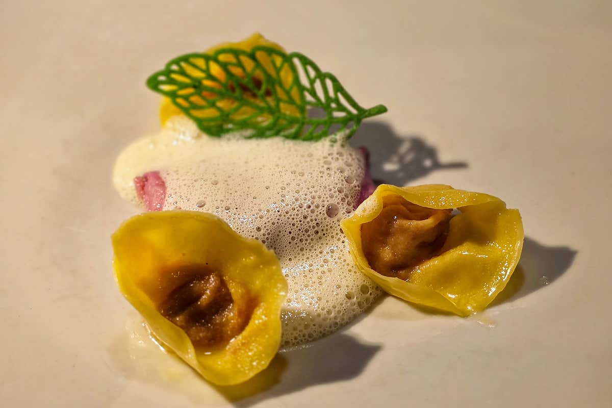 Ravioli alla ’nduja con salmerino della Val Passiria marinato alla barbabietola
