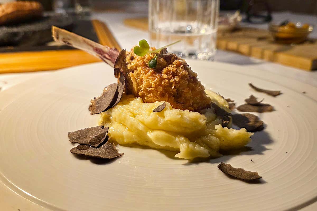Costolette d’agnello fritte con purè di patate al burro e tartufo nero