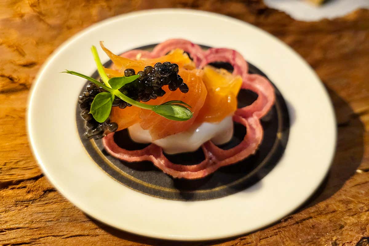 Cialda di riso croccante con salmone marinato e spuma al rafano