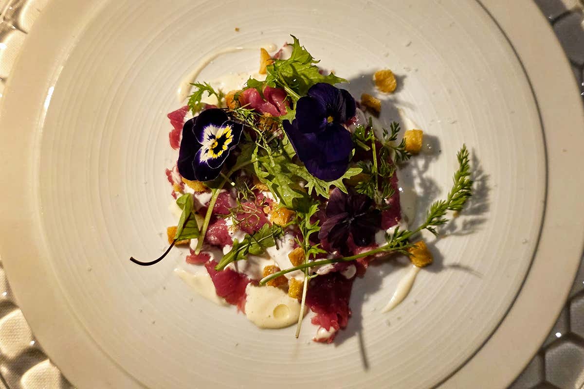 Carpaccio “Cipriani” con crostini al burro ed erbe selvatiche