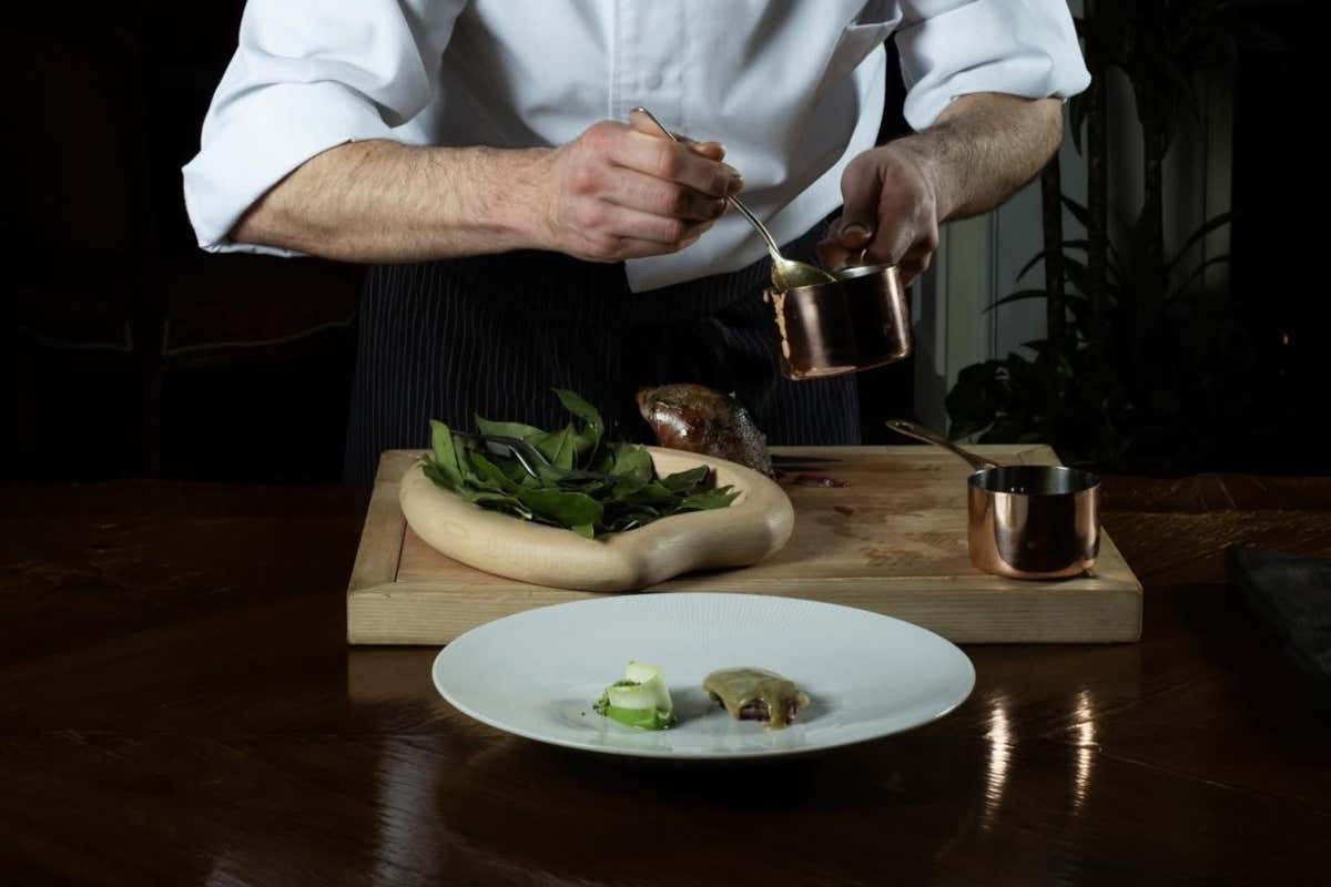 Germano con una salsa a base di giuggiola e geranio, servito con una variazione di broccoli