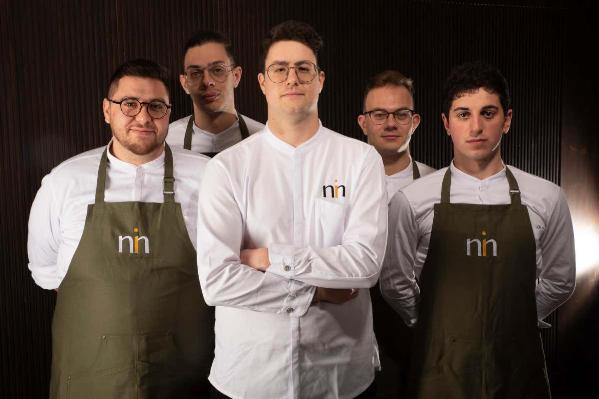 Andrea De Lillo, il Garda che brilla di stella: il Nin racconta il lago con gusto e sostenibilità Andrea De Lillo, il Garda che brilla di stella: il Nin racconta il lago con gusto e sostenibilità