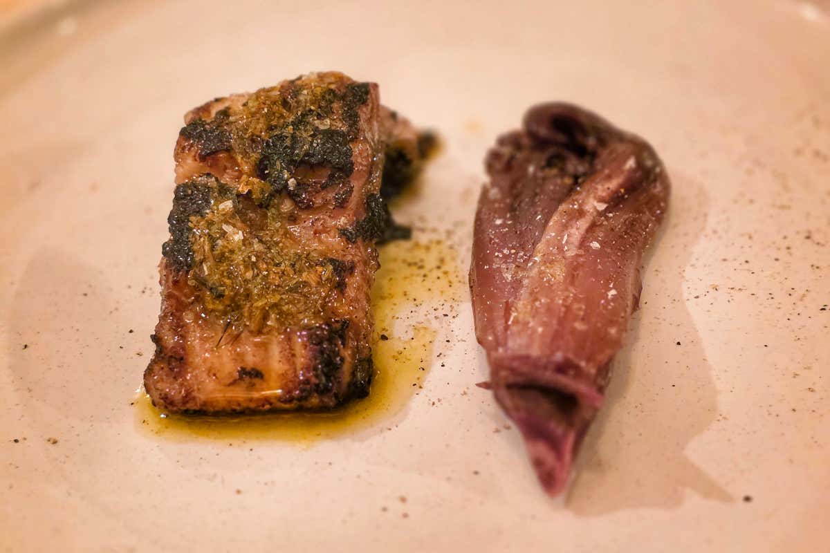 Il ‘bisatto’ (anguilla) servito con fiori di tagete sott'olio e radicchio marinato