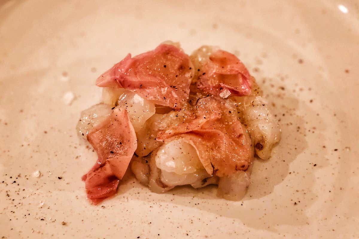 Mazzancolle condite con olio e sale e petali rosa