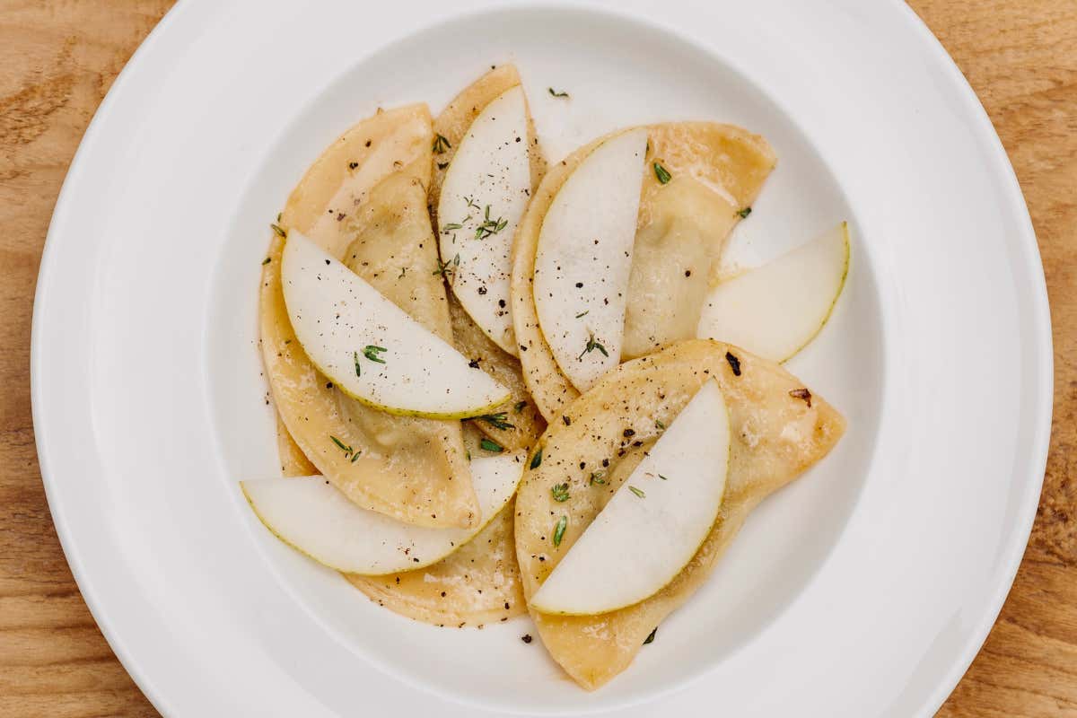 Ravioli ripieni di faraona con burro aromatizzato al fieno, pere fresche e timo